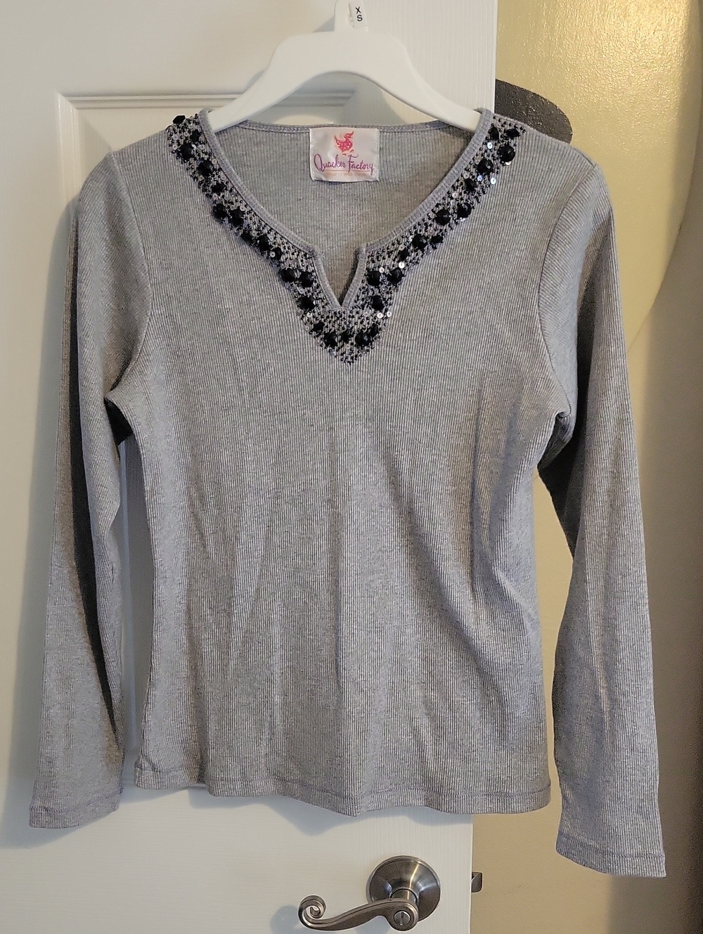 Quacker Factory Gray Ribbed Long-Sleeve V-Notch Top with Beaded Neckline